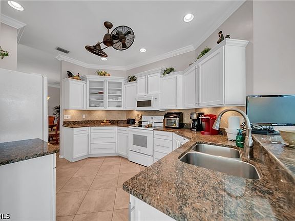 4th image of 8555 Fairway Bend Dr