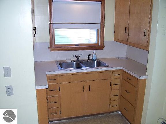 4th image of 215 D St