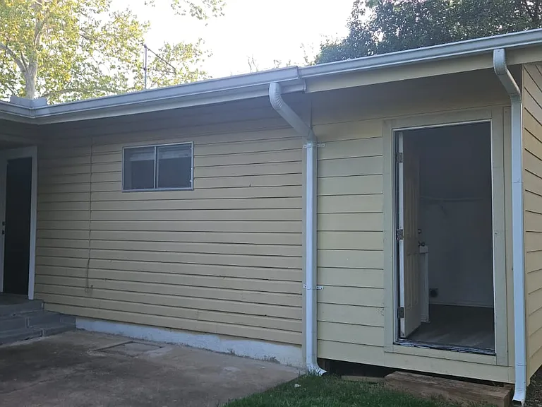 1214 Burleson St — Photo 21