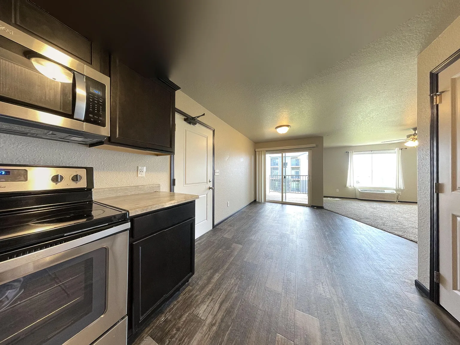 2 bed, 1070 sqft, $1,255 — Photo 3