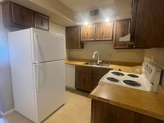 3rd image of 2330 & 2324 E Locust St #105