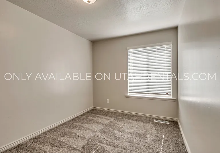 793 N 2560 E — Photo 13