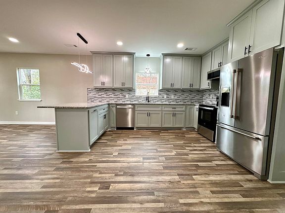 5th image of 302 W Commerce St