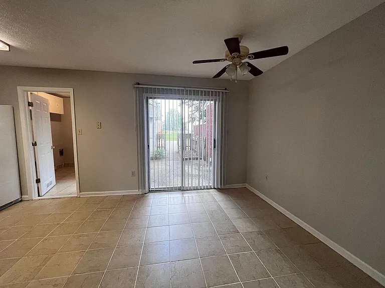 122 Westwood Cir #B — Photo 4