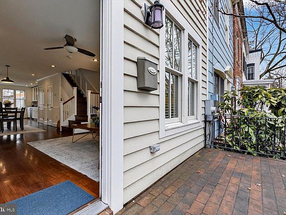 4th image of 916 G St SE