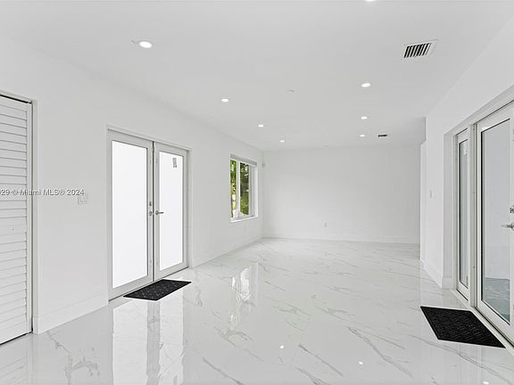 4th image of 17600 NE 4th Ave