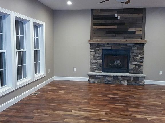 3rd image of 130 Garnet Way