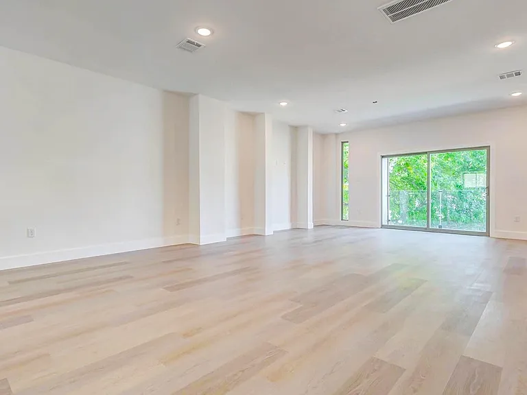 5636 Dolores St — Photo 9