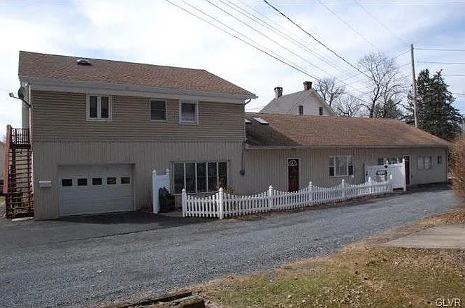 62 E Station Avenue — Photo 1