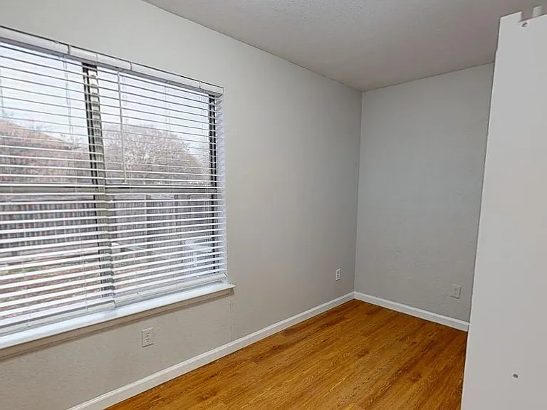 13806 Cambourne Dr — Photo 2