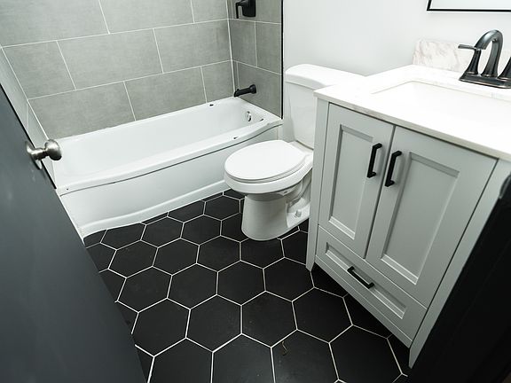 4th image of 4423 S 39th St #2