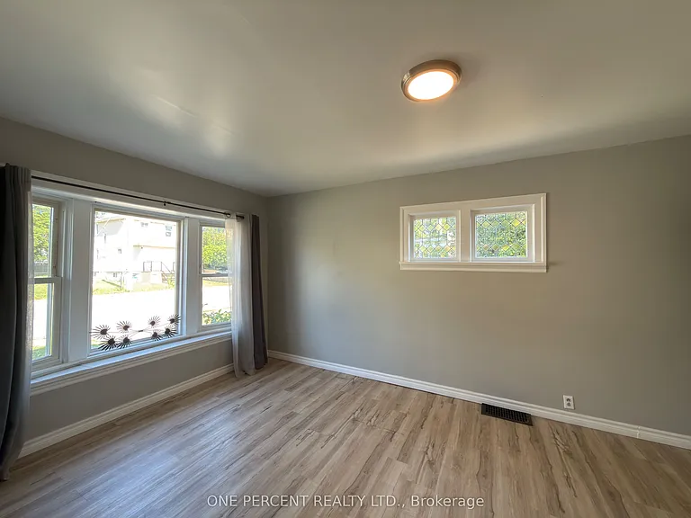 5082 Saint Lawrence Ave — Photo 3