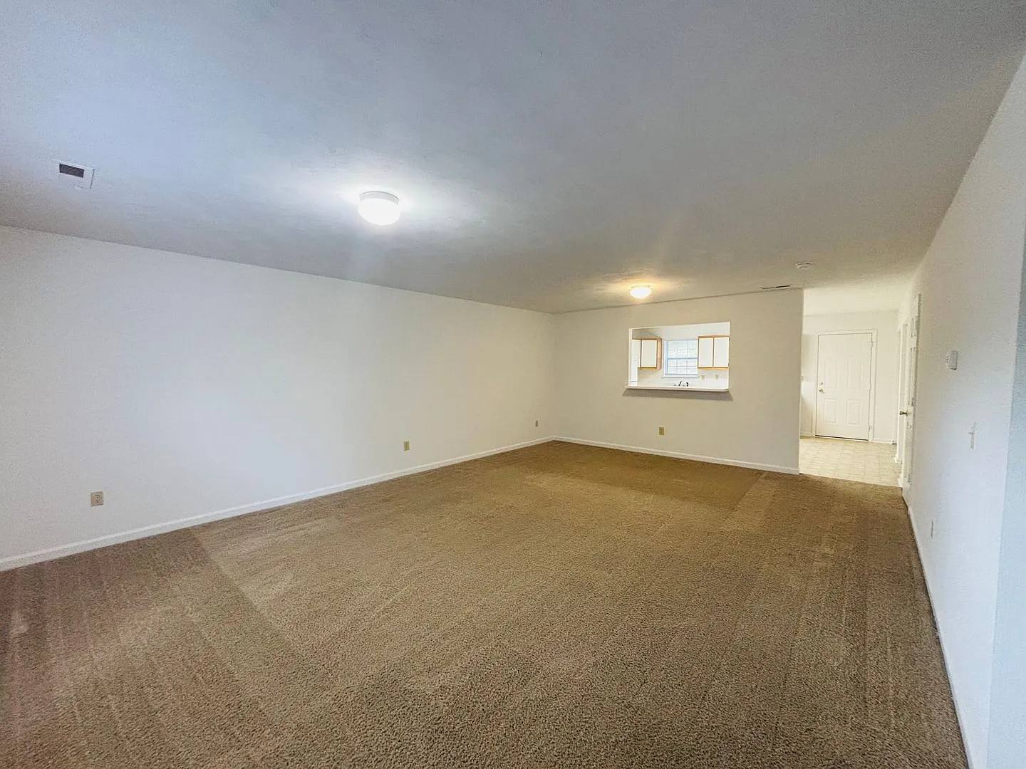 4 Bedroom 2.5 half Bath Townhouse — Photo 3