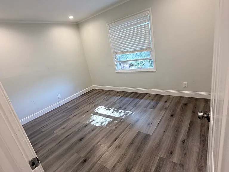 609 Rollins Rd — Photo 8