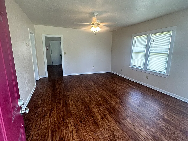 813 Lincoln St — Photo 2
