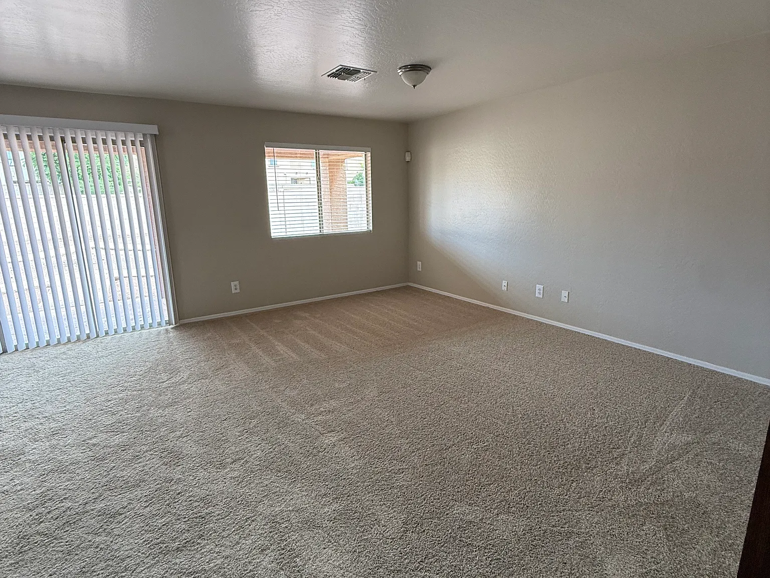 4 bed, 2221 sqft, $2,200 — Photo 3