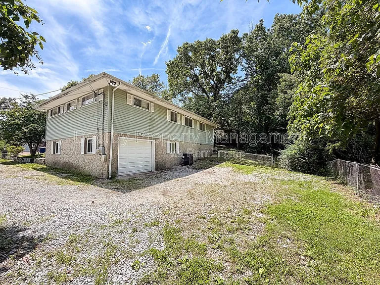 1127 Clermont Dr — Photo 23