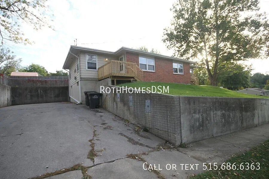 2 Bedroom 1 Bathroom Duplex with Walkout Basement — Photo 1