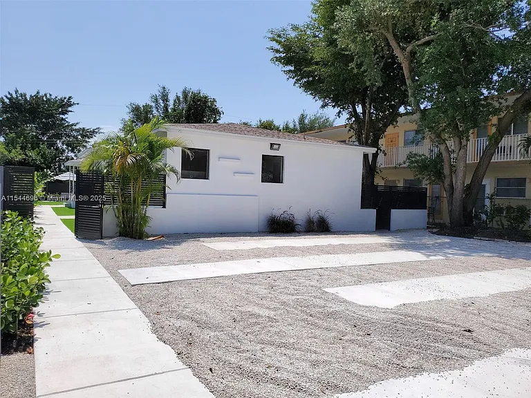 740 SW 9th St #2 — Photo 36