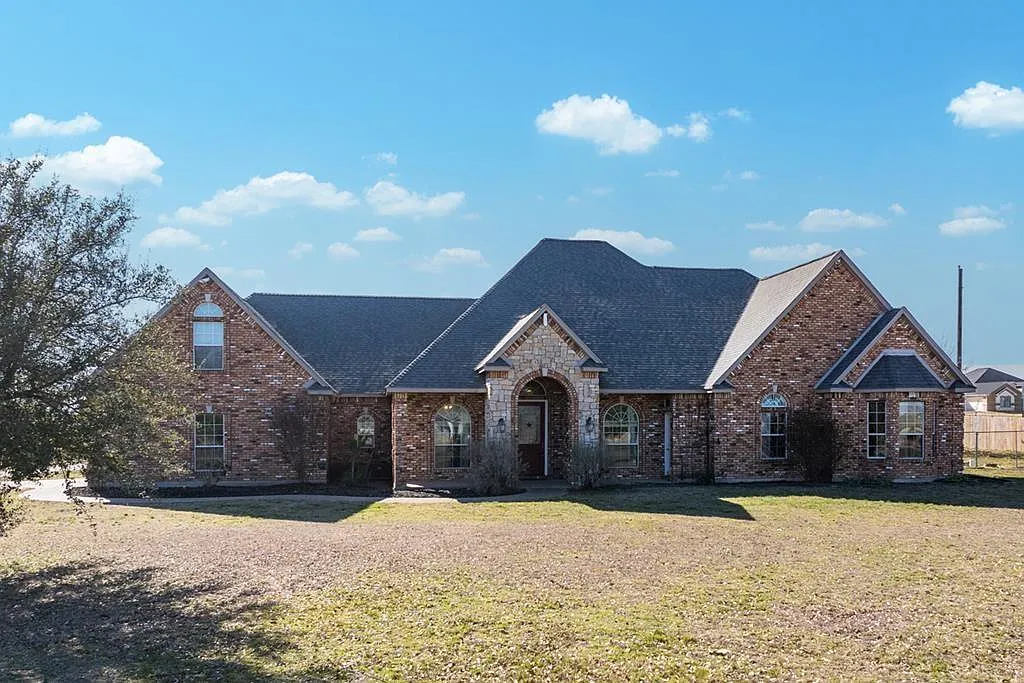 4 bed, 4.5 bath, 4200 sqft, $6,500 — Photo 1