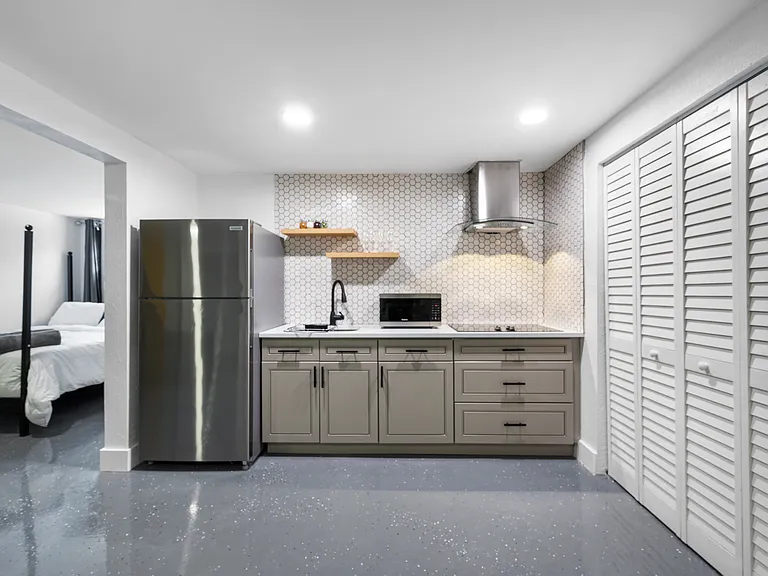 725 NE 7th St #B — Photo 1