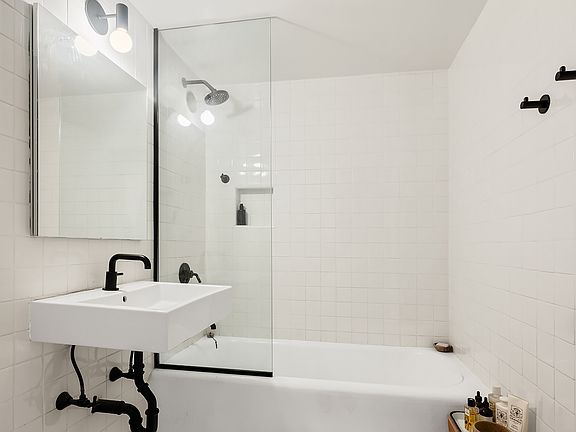 5th image of 465 W 23rd St APT 6G