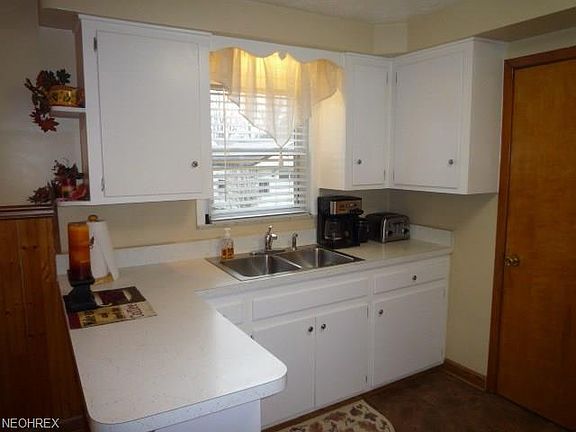 5th image of 7677 Manor Dr