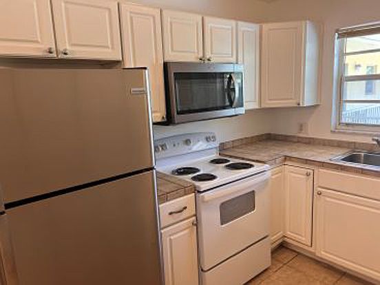 3rd image of 4290 Gulfstream Dr APT 16