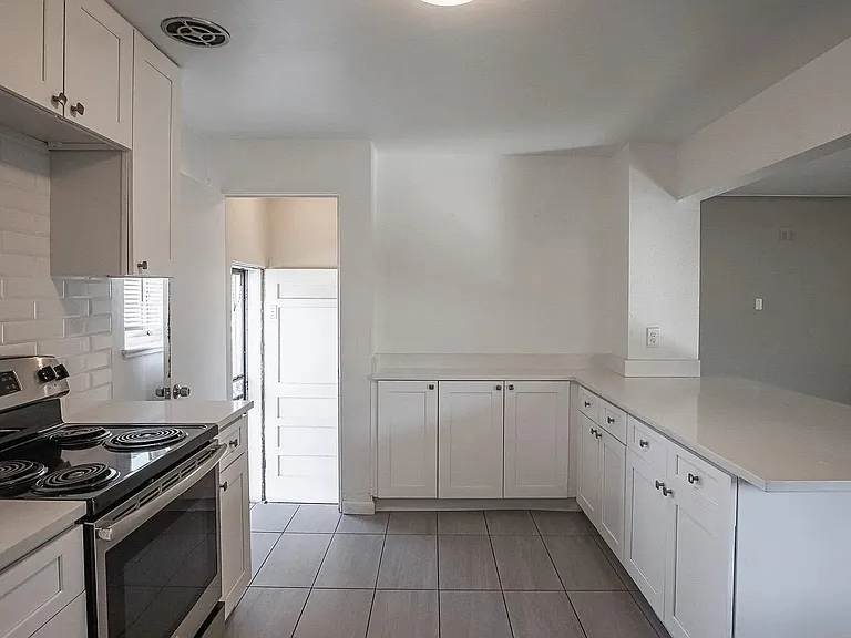 1381 S Grant St — Photo 28