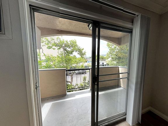 5th image of 924 N Hayworth Ave #40-7