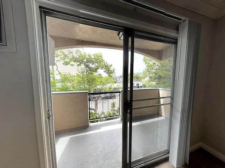 HYW - Hayworth Apts. — Photo 14