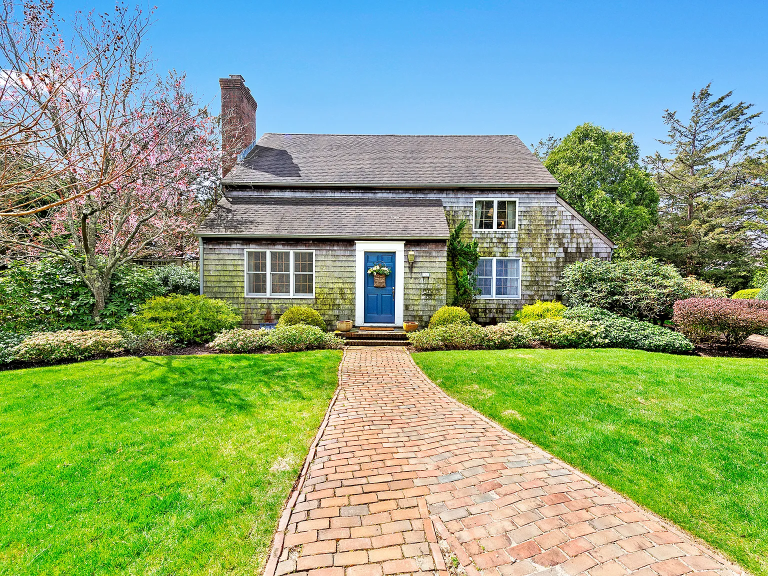 East Hampton Charming Cottage with Garden — Photo 3