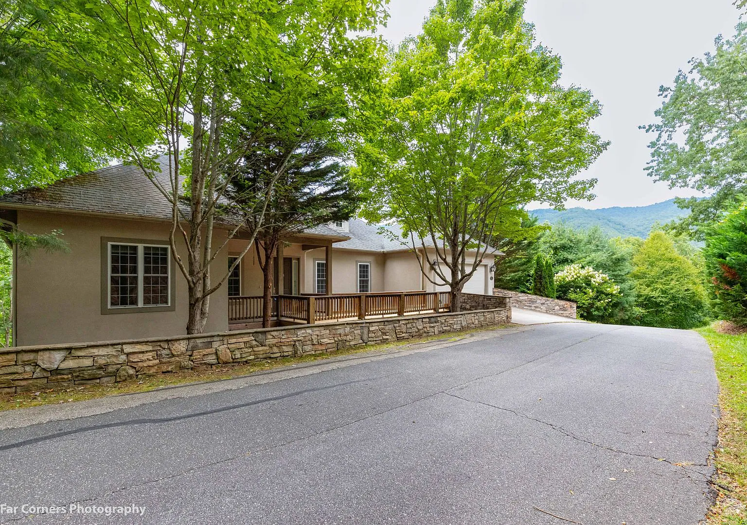 $2,500 - 4 Bed / 3 Bath Unfurnished Custom Luxury Home in Smoky Mountain Country Club — Photo 3