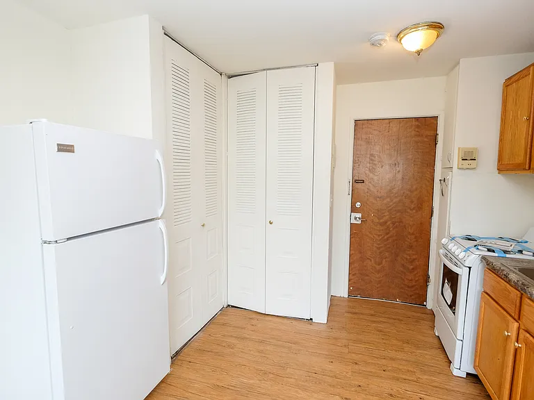 Garfield Ave - 2323 — Photo 24