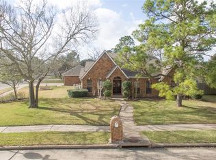 1110 Twin Oaks St, Friendswood, TX 77546