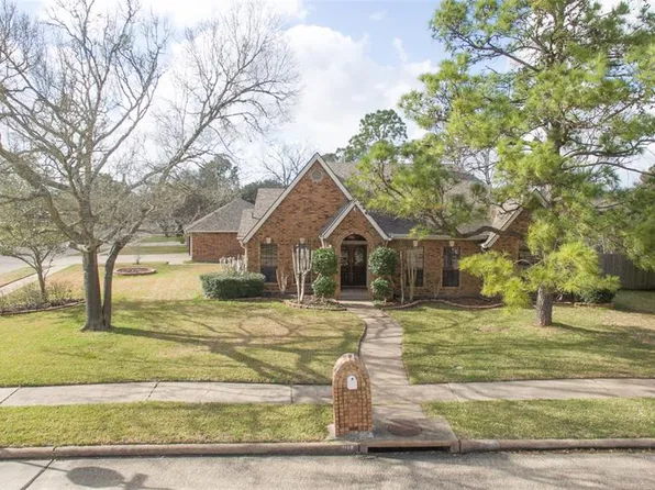 1110 Twin Oaks St, Friendswood, TX 77546