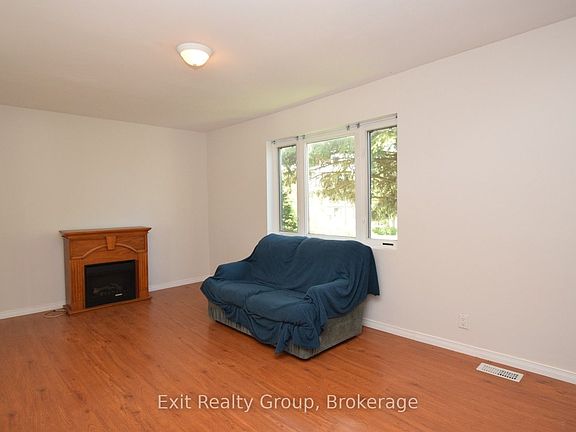 3rd image of 11 Flindall St