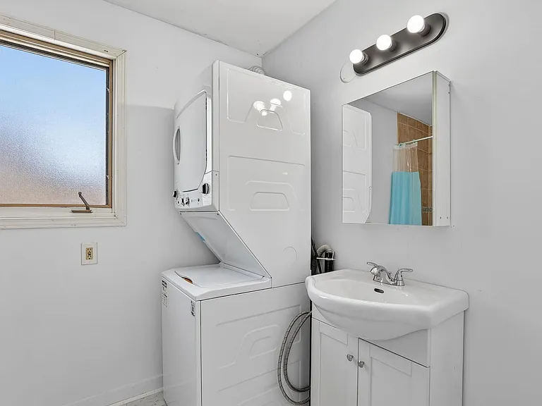 704 Brock St S #2 — Photo 12