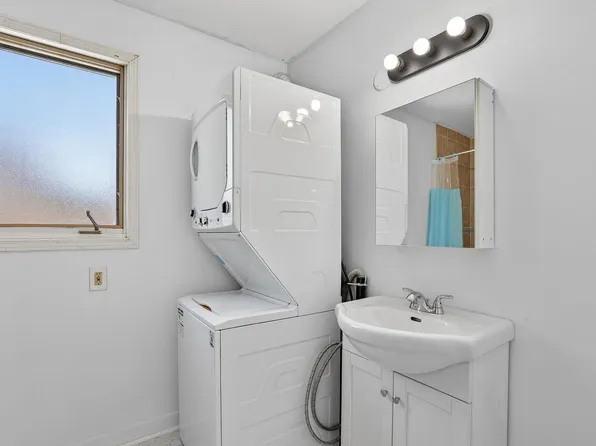 704 Brock St S #2, Whitby, ON L1N 4L2