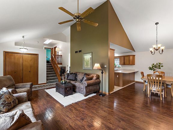 5th image of 2622 Squire Dr