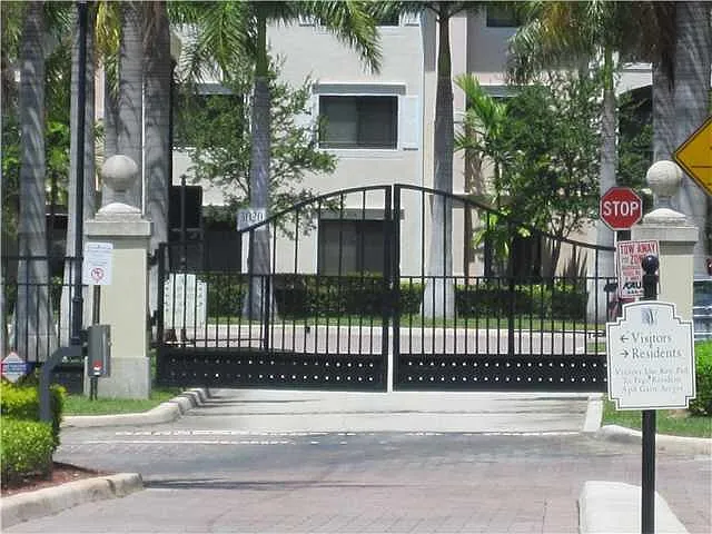 3020 Alcazar Pl #303 — Photo 32