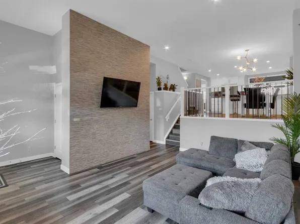 317 E Sundown Rd S, Cochrane, AB T4C 2T2