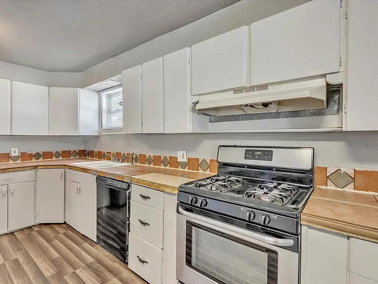 545 SW 46th St — Photo 16