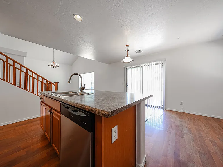3402 S 82nd Ln — Photo 6