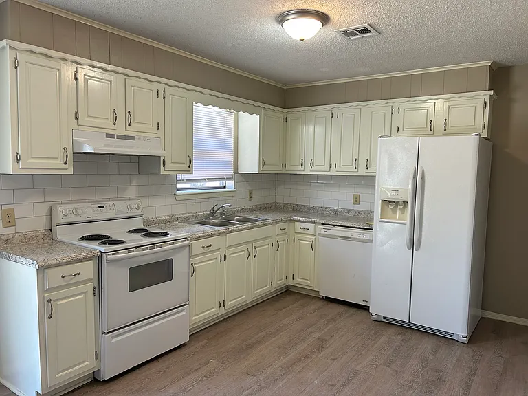 1007 W Chatburn Dr — Photo 2