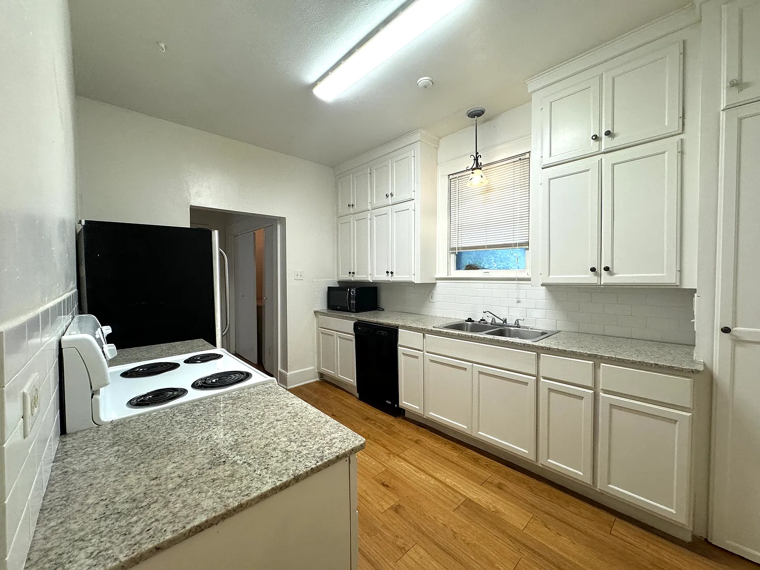 7 bed, 3.5 bath, 2752 sqft, $10,500 — Photo 4