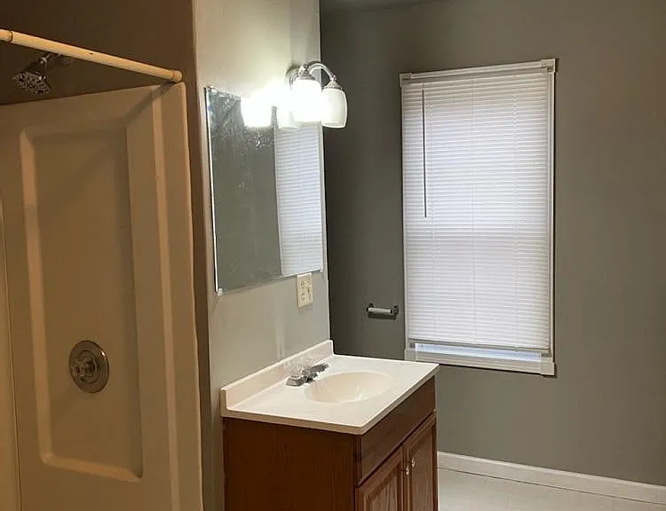 2nd Floor Full Bathroom