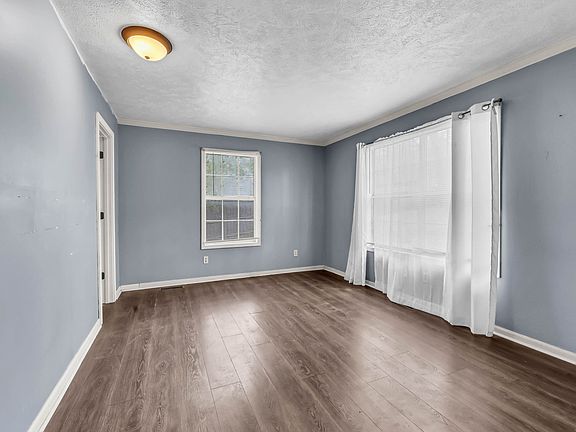 3rd image of 751 Hogan Rd
