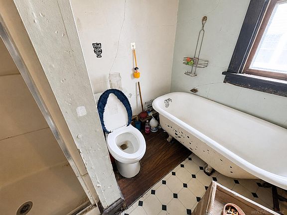 5th image of 220 E Ridge St