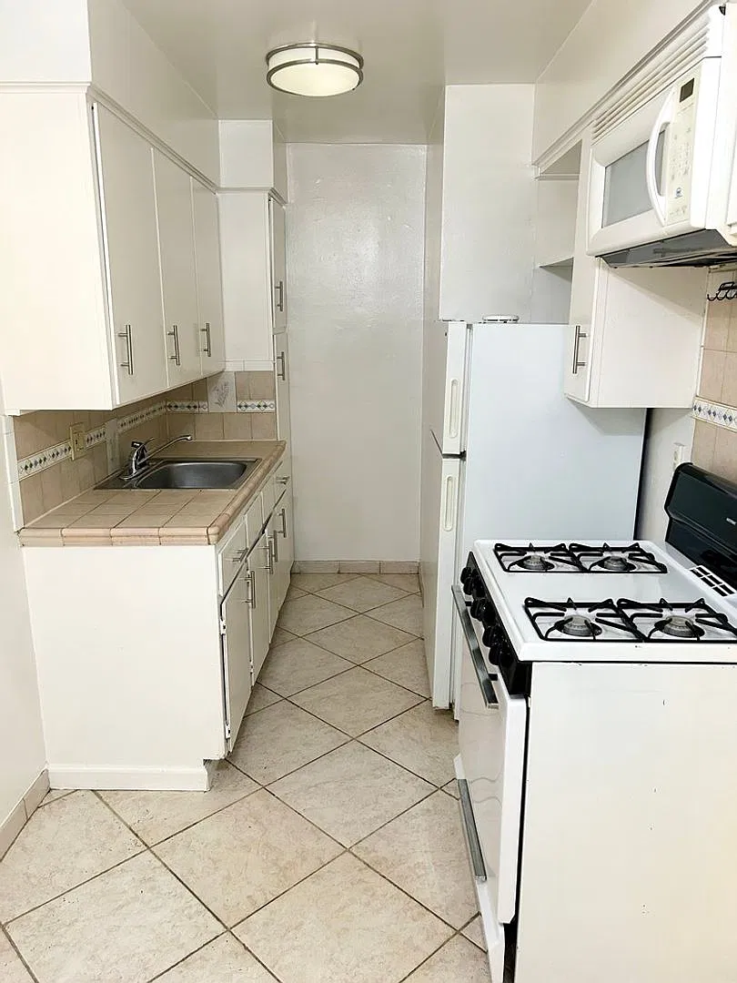 D Street Apartments — Photo 3